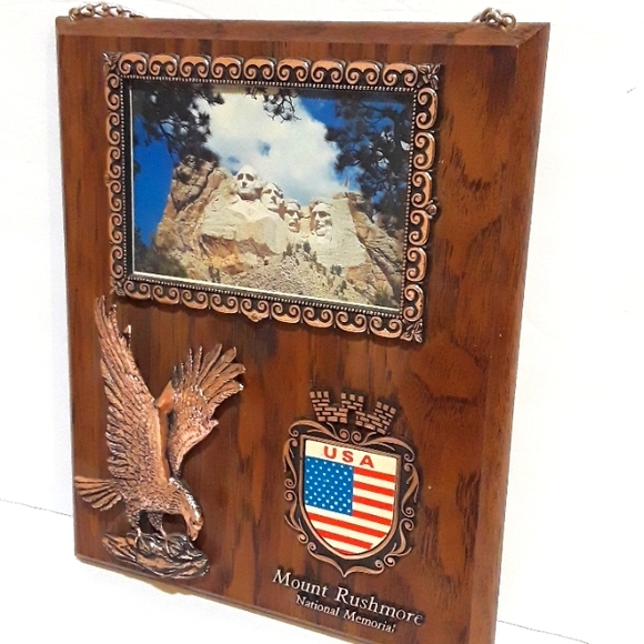RARE VINTAGE MOUNT RUSHMORE NATIONAL WOOD PLAQUE - Picture 2 of 3
